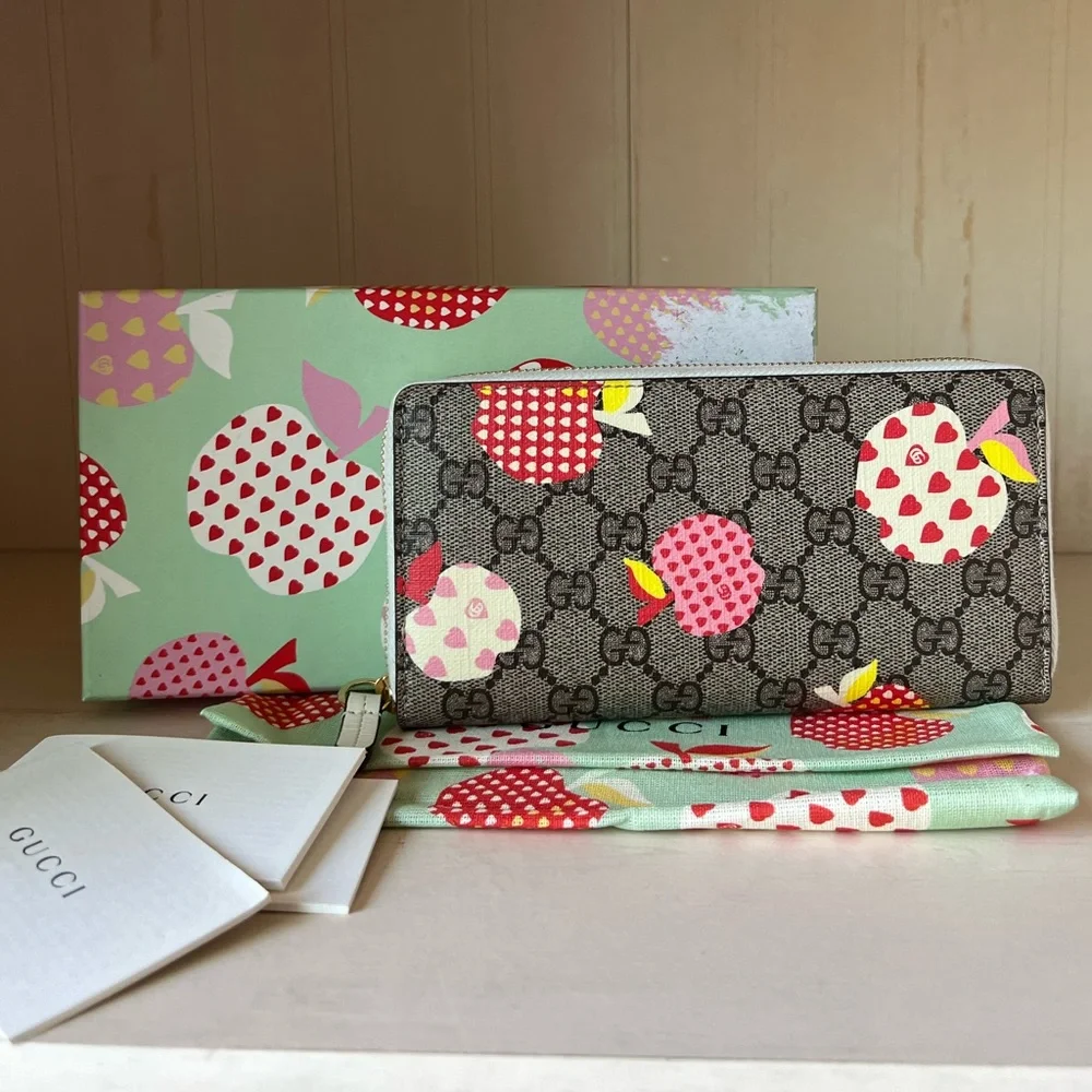 SALE ❤️GUCCI apple print round zipper long wallet 🌸🌷 - Picture 2 of 9